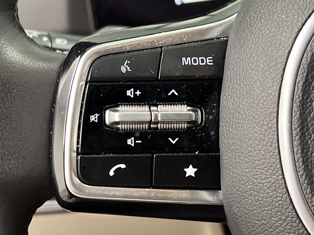 Used 2025 Kia Carnival FWD image 54