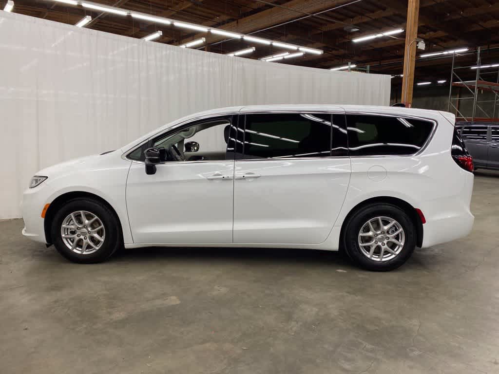 Used 2024 Chrysler Pacifica Touring-L FWD image 3