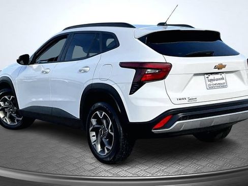 Used 2024 Chevrolet Trax LT FWD image 4