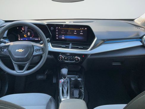 Used 2025 Chevrolet Trax LT FWD image 12
