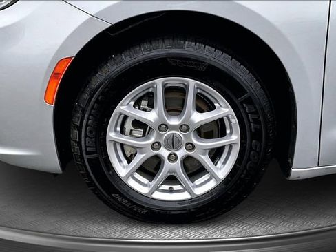 Used 2023 Chrysler Pacifica Touring-L image 30