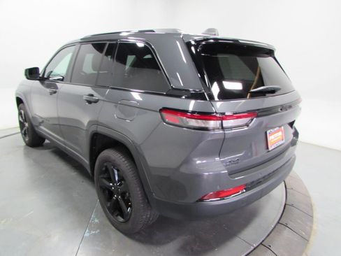 Used 2025 Jeep Grand Cherokee Limited w/ Black Appearance Package AWD/4WD image 5