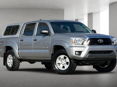 Used 2015 Toyota Tacoma 4x4 Double Cab w/ TRD Off-Road Package image 2