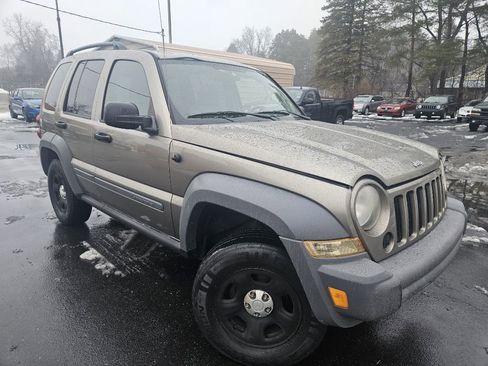Used 2005 Jeep Liberty Sport image 3