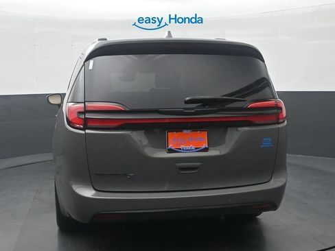 Used 2021 Chrysler Pacifica Touring-L w/ Uconnect Theater Family Group FWD image 6