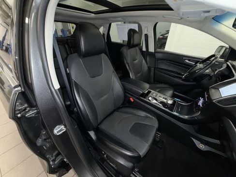 Used 2019 Ford Edge Titanium w/ Equipment Group 301A AWD/4WD image 16
