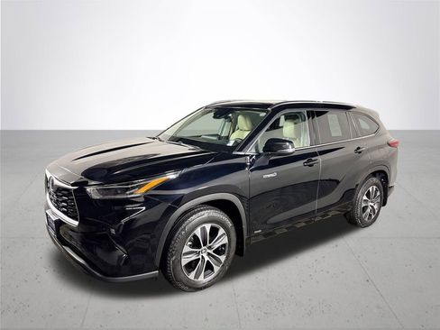 Used 2021 Toyota Highlander XLE image 2
