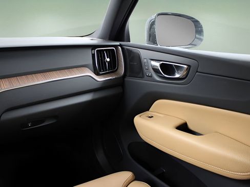 Used 2019 Volvo XC60 T5 Momentum w/ Multimedia Package image 14