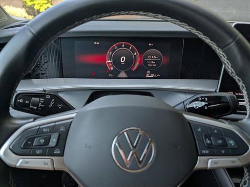 Used 2025 Volkswagen Tiguan SE AWD/4WD image 33