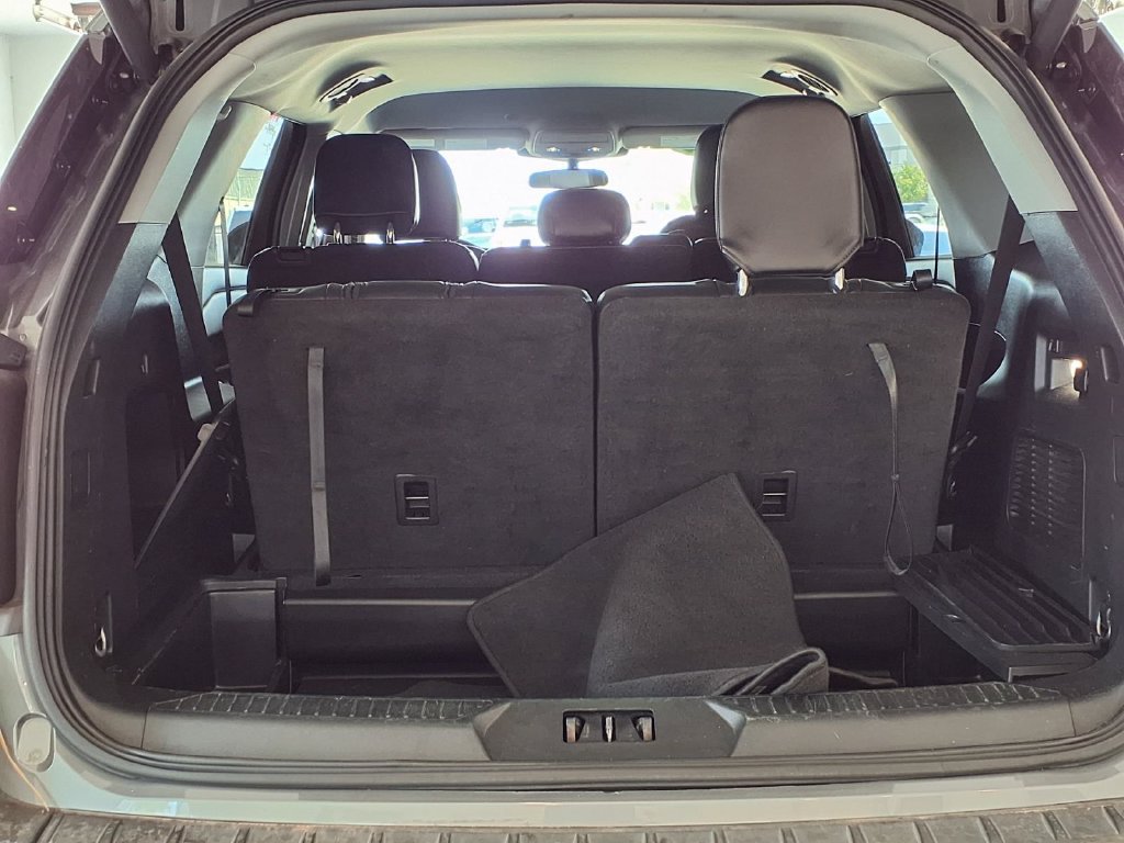 Used 2024 Ford Explorer XLT w/ Equipment Group 202A RWD image 18