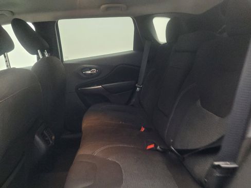 Used 2019 Jeep Cherokee Latitude w/ Popular Appearance Group FWD image 18