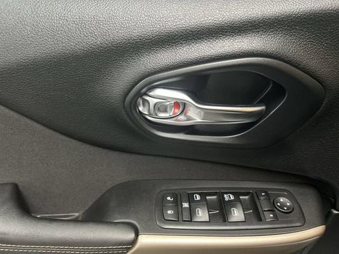 Used 2018 Jeep Cherokee Latitude w/ Safety Group AWD/4WD image 22