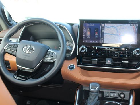 Certified 2021 Toyota Highlander Platinum image 28