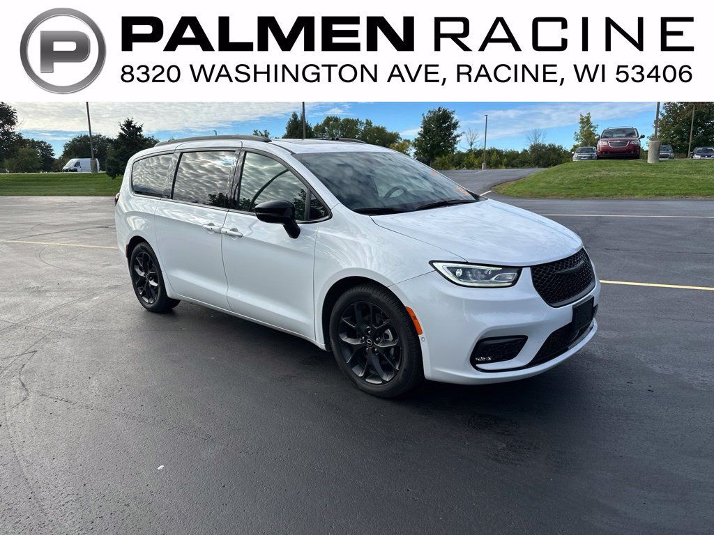 Used 2025 Chrysler Pacifica Limited w/ Uconnect Theater Family Group FWD image 1