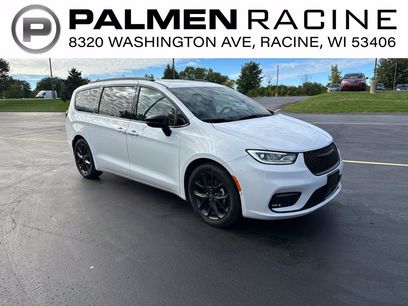 Used 2025 Chrysler Pacifica Limited w/ Uconnect Theater Family Group