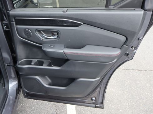 Used 2025 Honda Pilot Black Edition image 38