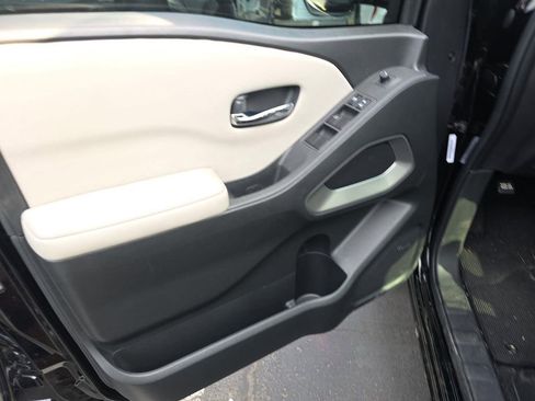 Used 2025 Nissan Frontier SV w/ SV Convenience Package image 14