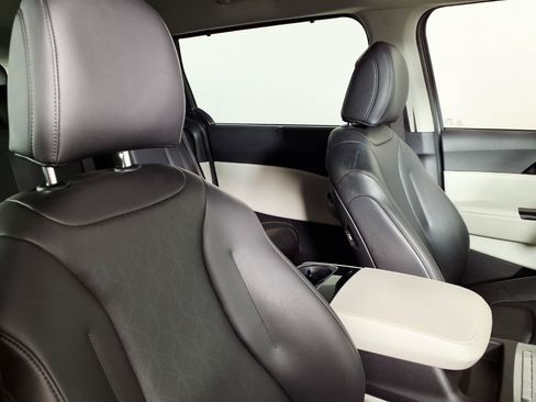 Used 2024 Kia Carnival EX FWD image 10