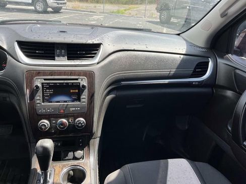Used 2017 Chevrolet Traverse LT w/ Style and Technology Package FWD image 12