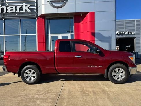 Used 2018 Nissan Titan SV image 3