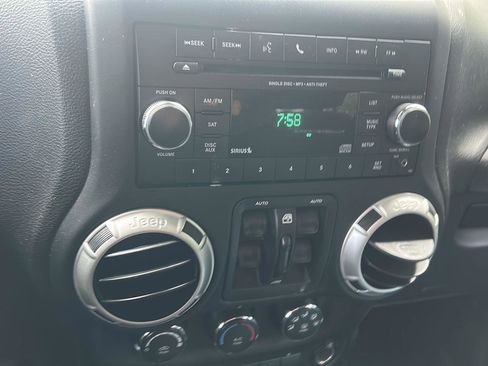Used 2018 Jeep Wrangler Unlimited Rubicon w/ Connectivity Group AWD/4WD image 10
