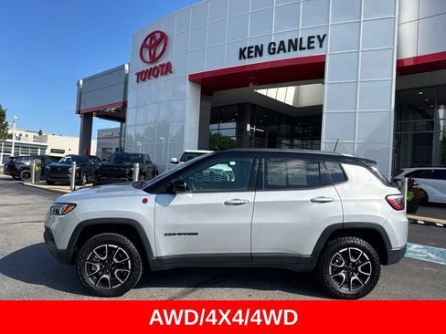 Used 2025 Jeep Compass Trailhawk AWD/4WD image 3