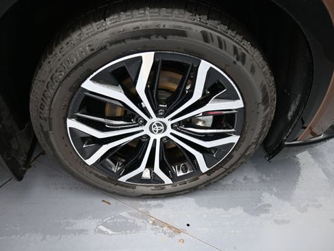 New 2025 Toyota Crown Signia image 17