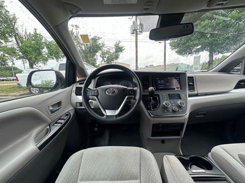 Used 2019 Toyota Sienna LE w/ LE Preferred Package FWD image 15