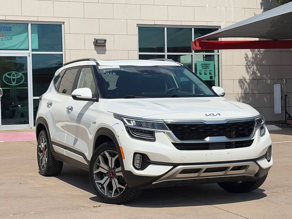 Used 2023 Kia Seltos SX w/ SX Sunroof Package AWD/4WD image 2