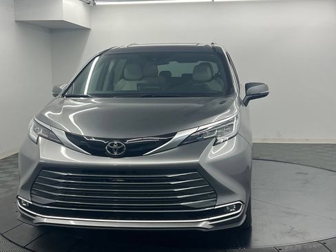 Used 2026 Toyota Sienna Limited FWD image 4
