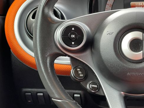 Used 2016 smart fortwo pure RWD image 13