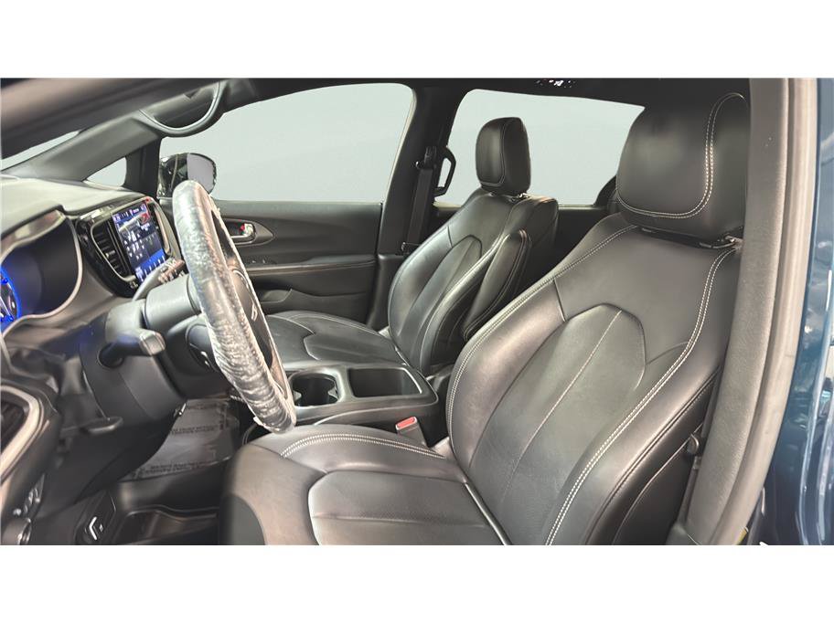 Used 2025 Chrysler Pacifica Select FWD image 17
