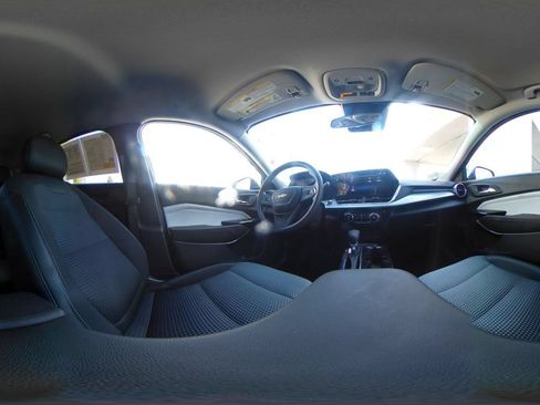 Used 2025 Chevrolet Trax LT FWD image 42