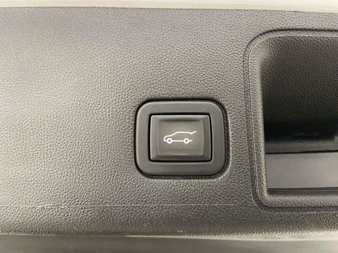 Used 2023 GMC Terrain SLT image 13