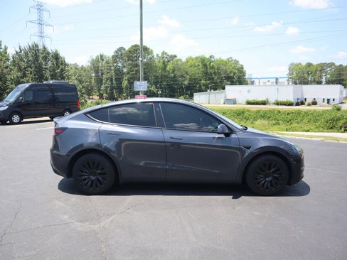 Used 2024 Tesla Model Y Long Range AWD/4WD image 10