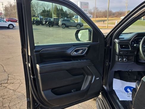 Used 2024 GMC Yukon SLT w/ SLT Luxury Package image 11