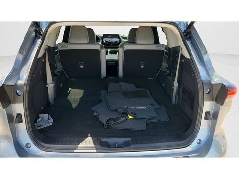 Used 2022 Toyota Highlander Platinum FWD image 9