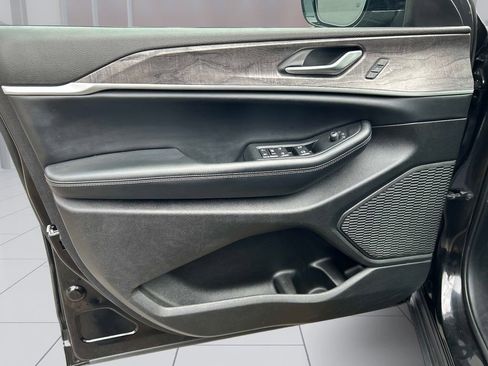 Used 2024 Jeep Grand Cherokee L Limited w/ Luxury Tech Group II image 24