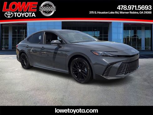 Used 2026 Toyota Camry SE FWD image 1