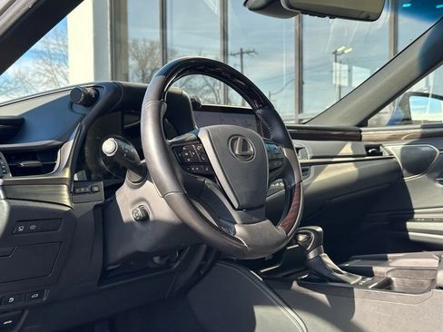 Used 2019 Lexus ES 300h w/ Luxury Package image 2