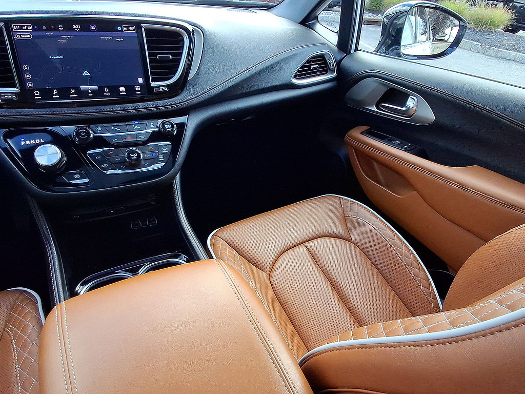 Used 2025 Chrysler Pacifica Pinnacle FWD image 11