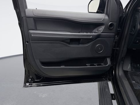 Used 2022 Ford Expedition Max Limited image 9