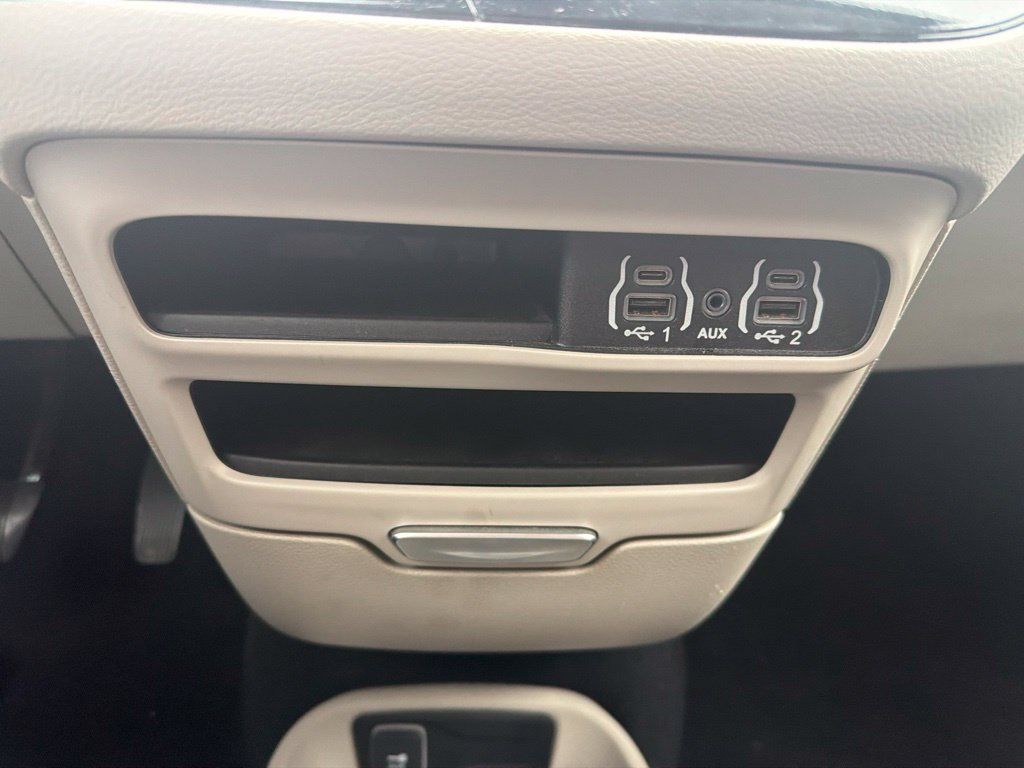 Used 2024 Chrysler Pacifica Touring-L FWD image 21