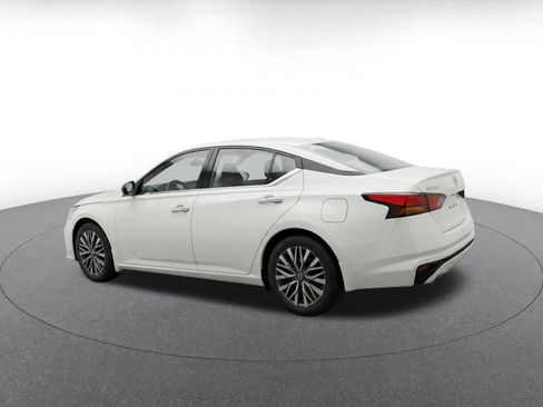 Used 2025 Nissan Altima 2.5 SV FWD image 12