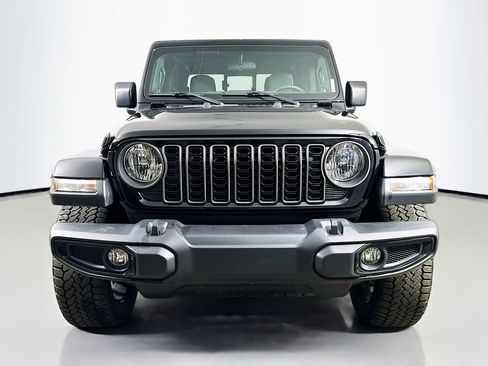 Used 2024 Jeep Gladiator Sport AWD/4WD image 2