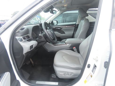 Used 2020 Toyota Highlander Limited FWD image 23