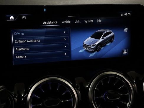 Used 2025 Mercedes-Benz GLA 250 4MATIC image 17