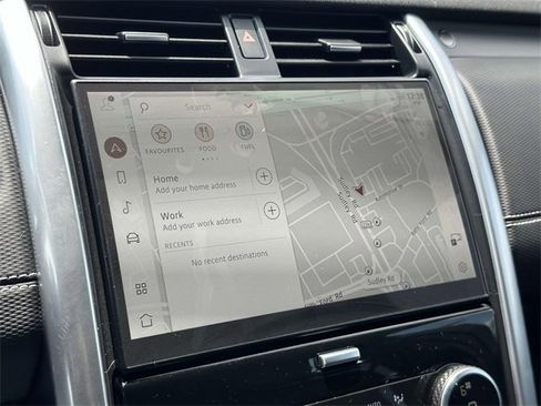 Used 2024 Land Rover Discovery Dynamic SE image 17