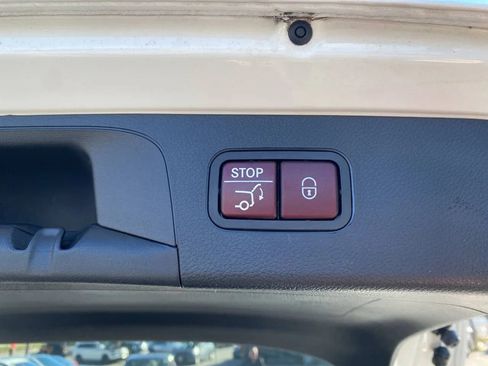 Used 2019 Mercedes-Benz GLC 300 4MATIC w/ Premium Package image 7