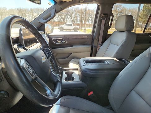 Used 2022 Chevrolet Suburban LT w/ Luxury Package image 4